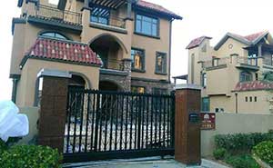 龍口南山別墅區(qū)智能安全伸縮平移門工程案例 - 中出網(wǎng)-智能出入口與停車充電門戶