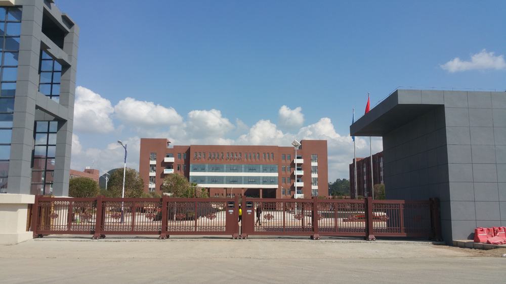 貴航高級(jí)技工學(xué)校-(24)智能安全伸縮平移門工程案例 - 中出網(wǎng)-智能出入口與停車充電門戶