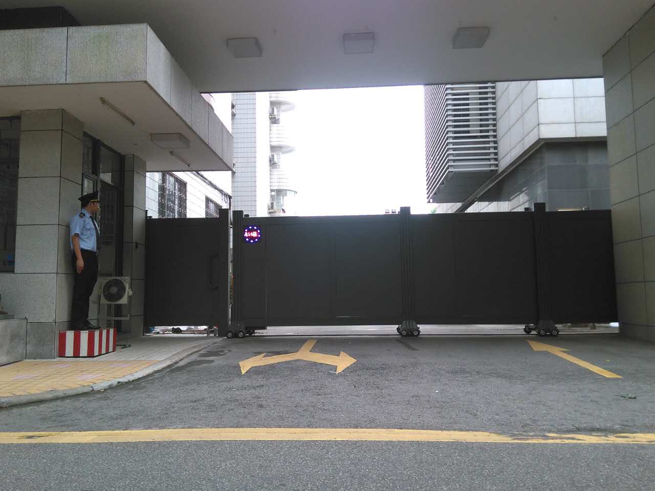 廣東建筑文化遺產(chǎn)保護園（廣州合群二路）智能安全伸縮平移門工程案例 - 中出網(wǎng)-智能出入口與停車充電門戶