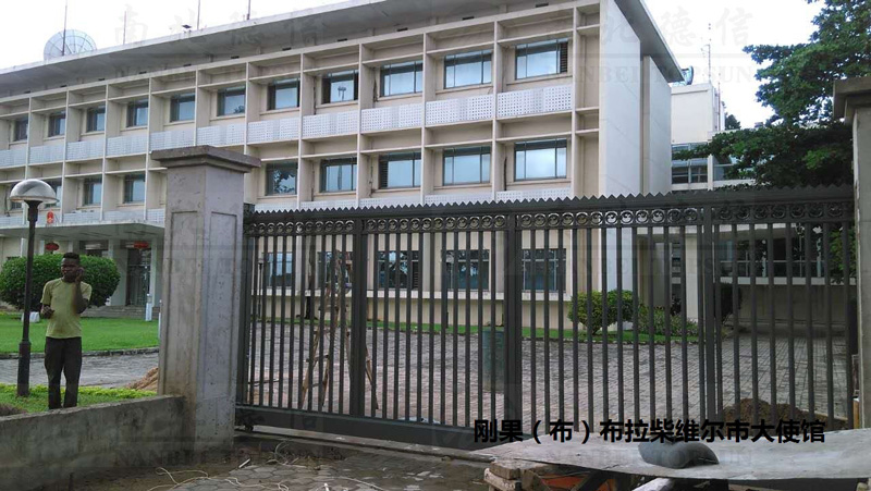 剛果大使管安寶S3智能安全伸縮平移門工程案例 - 中出網-智能出入口與停車充電門戶