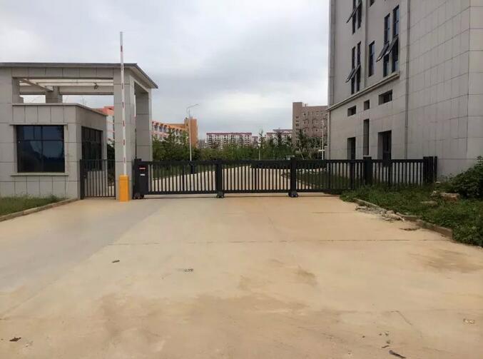 湖北意爾康智能安全伸縮平移門工程案例 - 中出網(wǎng)-智能出入口與停車充電門戶