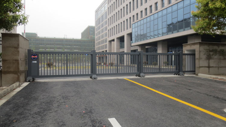 上海松萬機(jī)械有限公司智能安全伸縮平移門工程案例 - 中出網(wǎng)-智能出入口與停車充電門戶