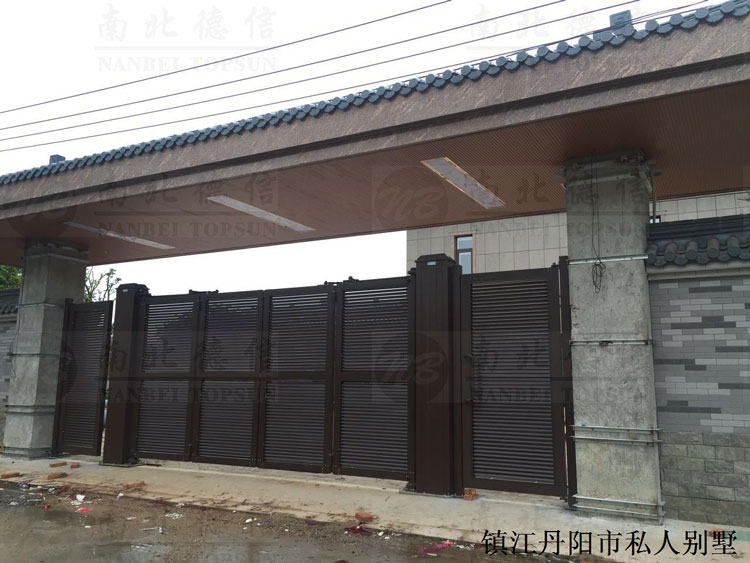 鎮(zhèn)江丹陽市私人別墅智能懸折門工程案例 - 中出網(wǎng)-智能出入口與停車充電門戶