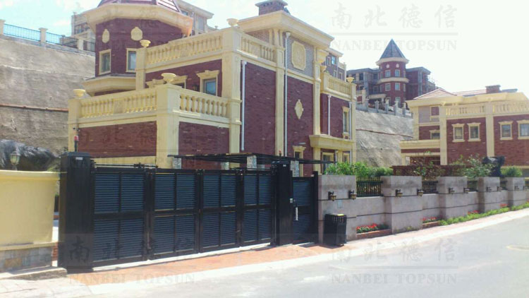 吉林市私人別墅智能懸折門工程案例 - 中出網(wǎng)-智能出入口與停車充電門戶