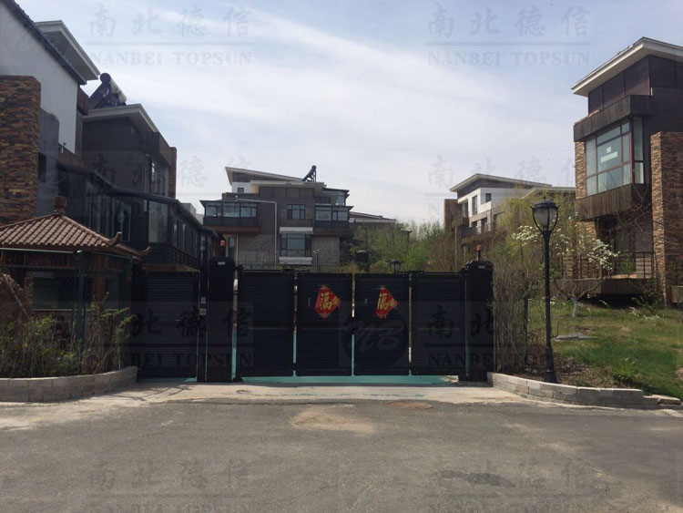 吉林長春私人別墅智能懸折門工程案例 - 中出網(wǎng)-智能出入口與停車充電門戶