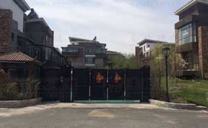 吉林長(zhǎng)春私人別墅智能懸折門工程案例 - 中出網(wǎng)-智能出入口與停車充電門戶