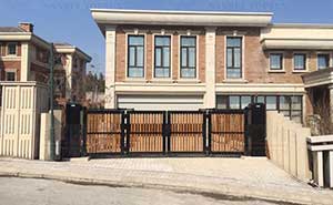 長(zhǎng)春市私人別墅開泰柚木工程案例懸折門 - 中出網(wǎng)-智能出入口與停車充電門戶