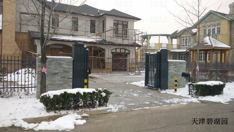 天津碧湖園智能懸折門(mén)案例 - 中出網(wǎng)-智能出入口與停車充電門(mén)戶