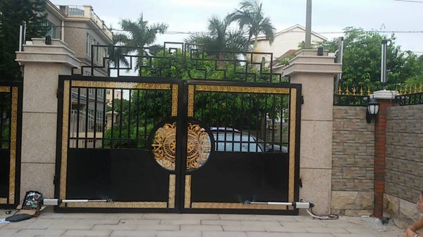 百勝平開門機成功安裝于某高檔花園別墅 - 中出網(wǎng)-智能出入口與停車充電門戶