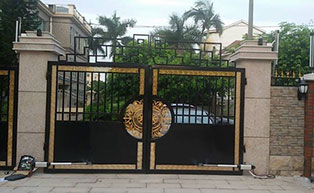 百勝平開門機(jī)成功安裝于某高檔花園別墅 - 中出網(wǎng)-智能出入口與停車充電門戶