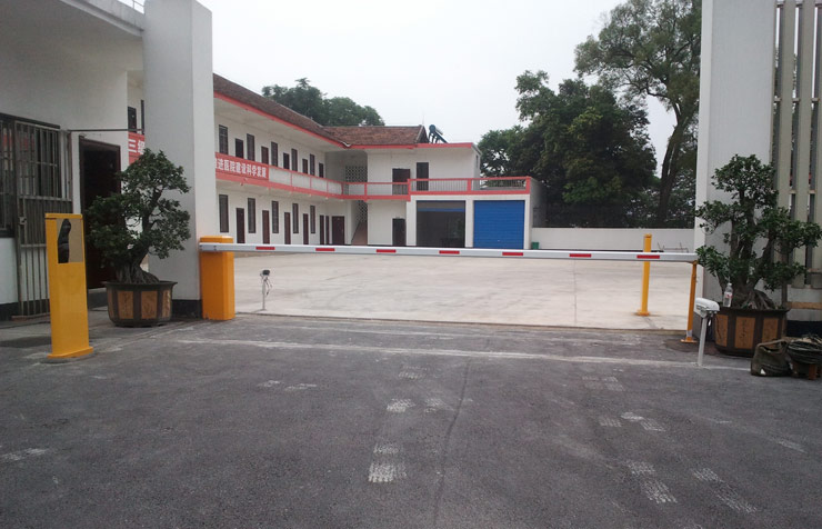 柳州158軍區(qū)醫(yī)院停車場(chǎng)系統(tǒng)工程案例 - 中出網(wǎng)-智能出入口與停車充電門戶