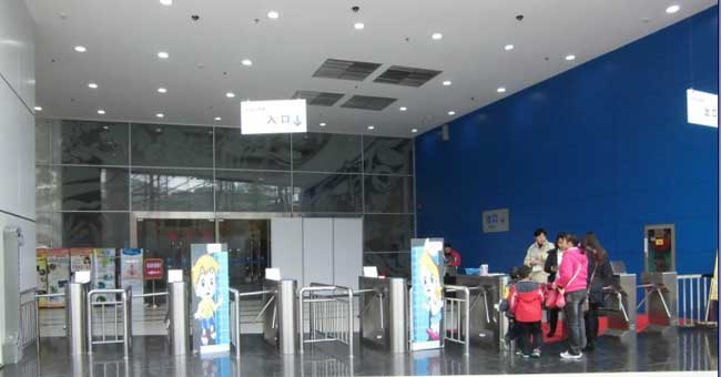 廣西科技館-橋式圓弧三輥閘案例 - 中出網-智能出入口與停車充電門戶