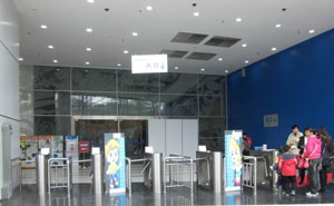 廣西科技館-橋式圓弧三輥閘案例 - 中出網(wǎng)-智能出入口與停車充電門戶