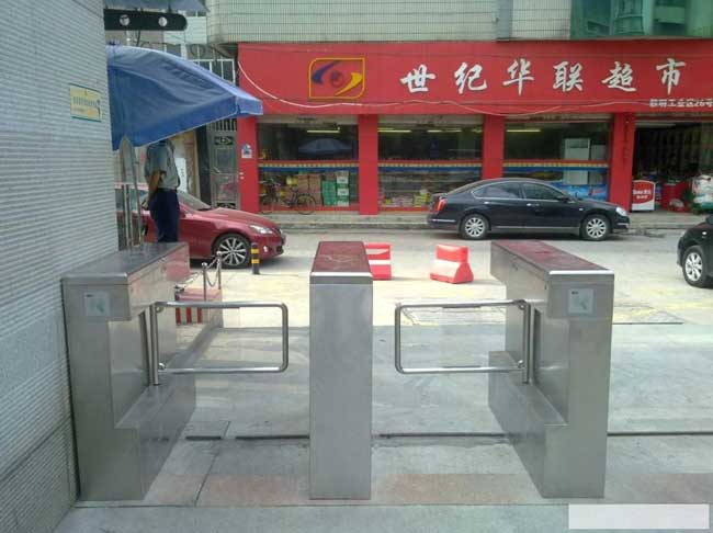 溫州黎明工業(yè)區(qū)26號對面世紀(jì)華聯(lián)超市通道閘案例 - 中出網(wǎng)-智能出入口與停車充電門戶