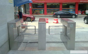 溫州黎明工業(yè)區(qū)26號(hào)對(duì)面世紀(jì)華聯(lián)超市通道閘案例 - 中出網(wǎng)-智能出入口與停車充電門戶