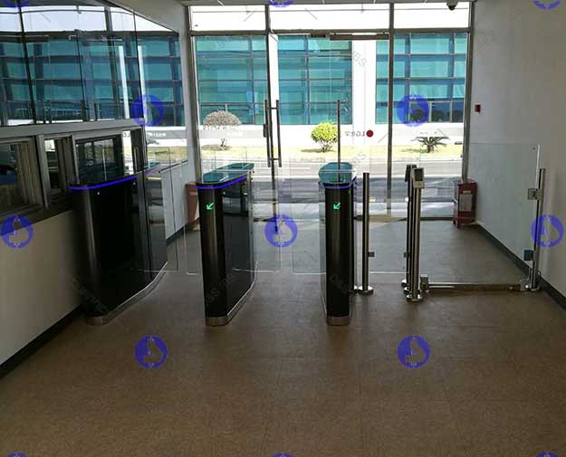 廣州LG樂(lè)金化學(xué)工廠(chǎng)通道閘案例 - 中出網(wǎng)-智能出入口與停車(chē)充電門(mén)戶(hù)