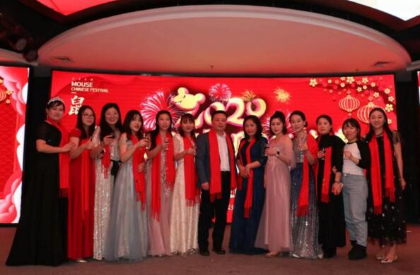 為每一位員工準(zhǔn)備了十年紀(jì)念版紅圍巾