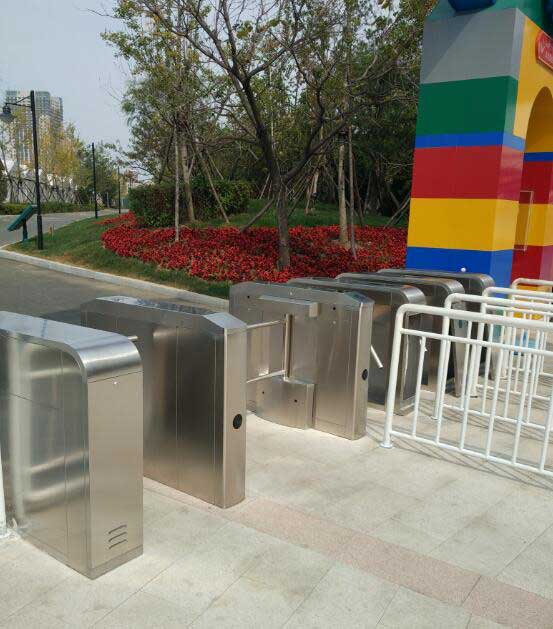 丹東濱江嘉年華水上樂(lè)園通道閘案例 - 中出網(wǎng)-智能出入口與停車充電門戶