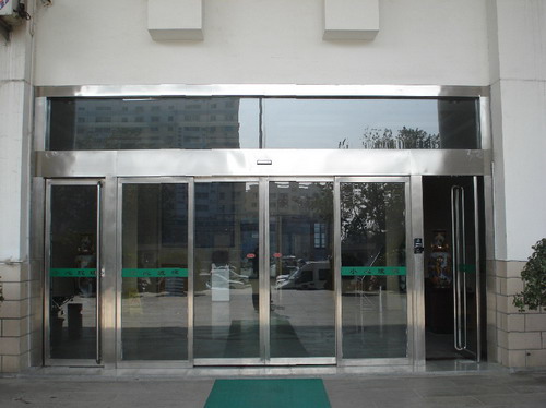 南陽市中級法院自動門案例 - 中出網(wǎng)-智能出入口與停車充電門戶