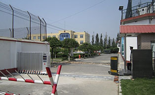 鞍山月明山監(jiān)獄伸縮門工程案例 - 中出網(wǎng)-智能出入口與停車充電門戶