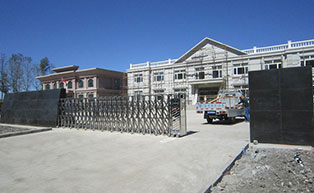 哈爾濱市大用鎮(zhèn)政府伸縮門(mén)工程案例 - 中出網(wǎng)-智能出入口與停車(chē)充電門(mén)戶