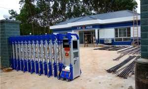 廣西高鐵派出所電動伸縮門案例 - 中出網(wǎng)-智能出入口與停車充電門戶