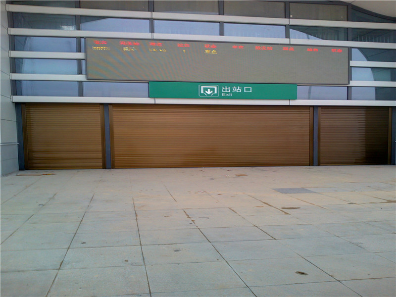 防城港高鐵站出口電動(dòng)卷簾門案例 - 中出網(wǎng)-智能出入口與停車充電門戶