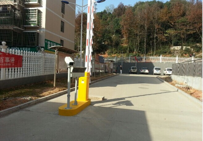 桃陽小區(qū)車牌識別系統(tǒng)案例 - 中出網(wǎng)-智能出入口與停車充電門戶