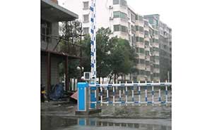 耒陽金泰小區(qū)通道閘案例 - 中出網(wǎng)-智能出入口與停車充電門戶