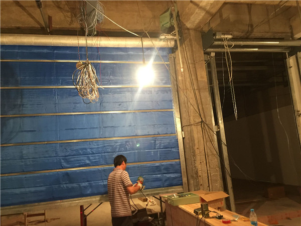 淮安萬達(dá)廣場店快速門案例 - 中出網(wǎng)-智能出入口與停車充電門戶