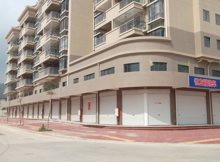 漳州市常山君越花園卷簾門(mén)案例 - 中出網(wǎng)-智能出入口與停車(chē)充電門(mén)戶