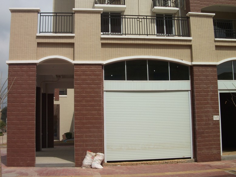 漳州常山鑫晟花園卷簾門案例 - 中出網-智能出入口與停車充電門戶