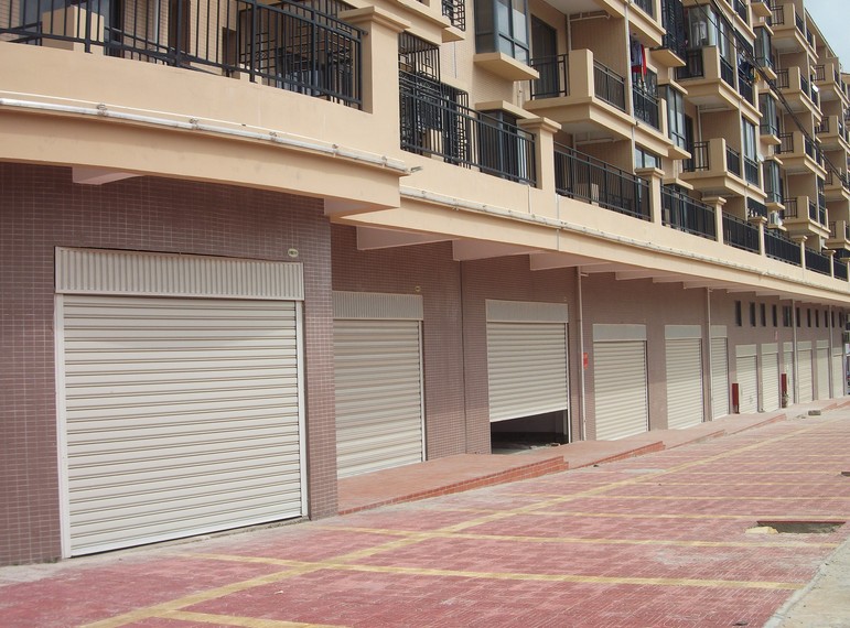 漳州常山錦秀華庭卷簾門案例 - 中出網(wǎng)-智能出入口與停車充電門戶