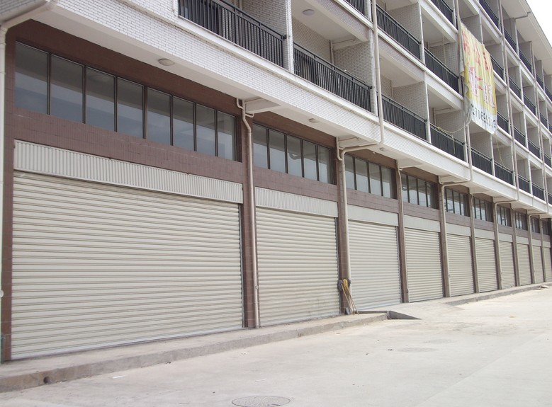 漳州常山華星花園卷簾門案例 - 中出網(wǎng)-智能出入口與停車充電門戶