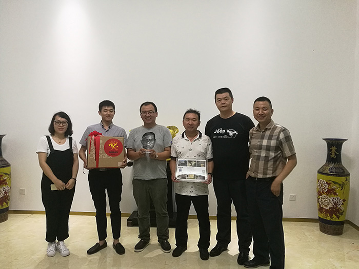2017年耐維思對優(yōu)秀經(jīng)銷商進(jìn)行獎杯授權(quán)