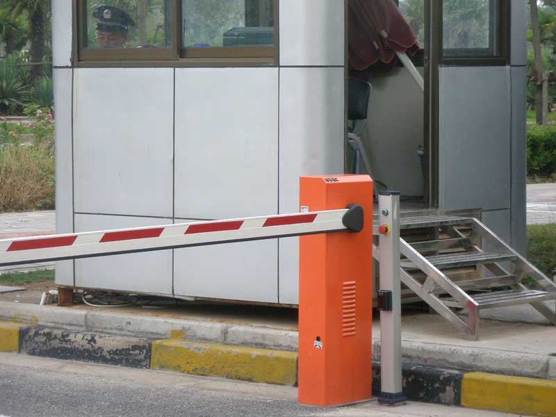 機關辦公中心停車場系統案例 - 中出網-智能出入口與停車充電門戶