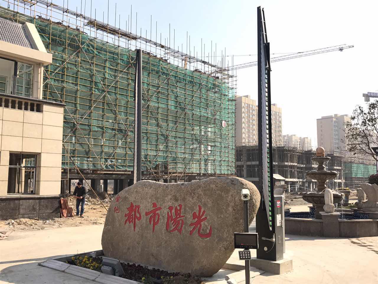 漣水金地都市陽(yáng)光小區(qū)廣告型車牌識(shí)別案例 - 中出網(wǎng)-智能出入口與停車充電門戶