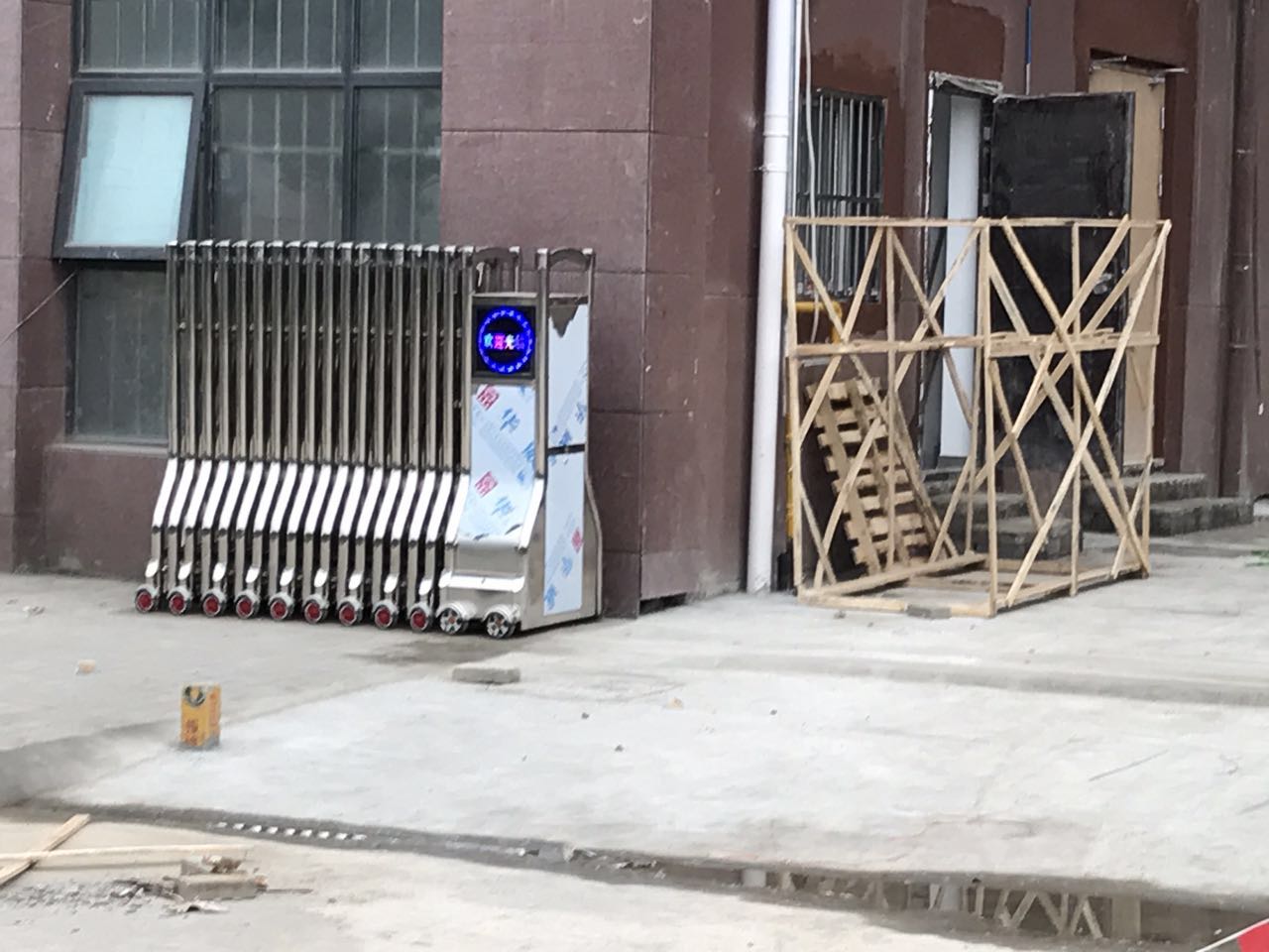 洪澤郵儲(chǔ)銀行電動(dòng)伸縮門(mén)案例 - 中出網(wǎng)-智能出入口與停車充電門(mén)戶