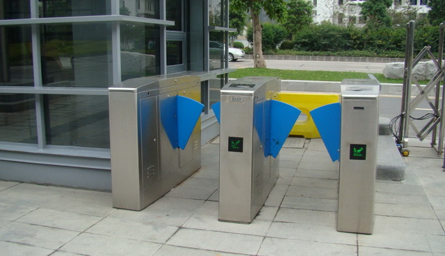 廣州蘿崗區(qū)公安分局三棍閘工程案例 - 中出網(wǎng)-智能出入口與停車充電門戶