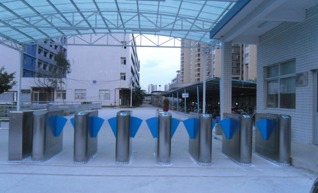 深圳沙井奇宏電子三棍閘工程案例 - 中出網(wǎng)-智能出入口與停車充電門戶