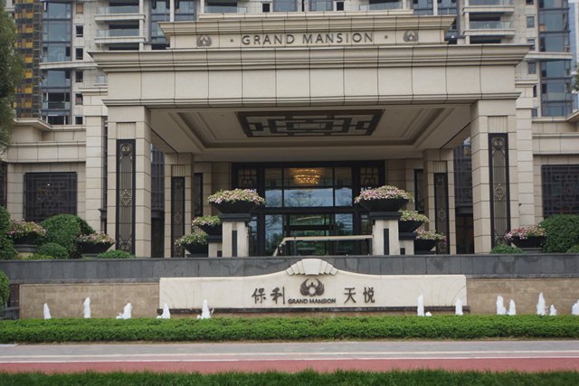 廣州保利天悅護(hù)欄工程案例 - 中出網(wǎng)-智能出入口與停車充電門戶