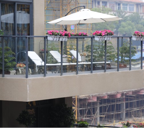 匯金國際一期 陽臺(tái)護(hù)欄工程案例 - 中出網(wǎng)-智能出入口與停車充電門戶