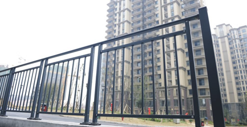 麓山和苑陽臺護(hù)欄工程案例 - 中出網(wǎng)-智能出入口與停車充電門戶