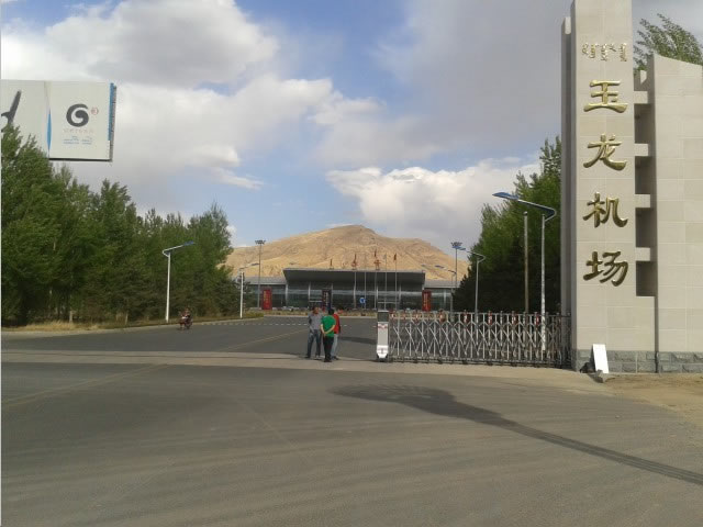 赤峰玉龍機(jī)場(chǎng)電動(dòng)伸縮門(mén)案例 - 中出網(wǎng)-智能出入口與停車(chē)充電門(mén)戶(hù)