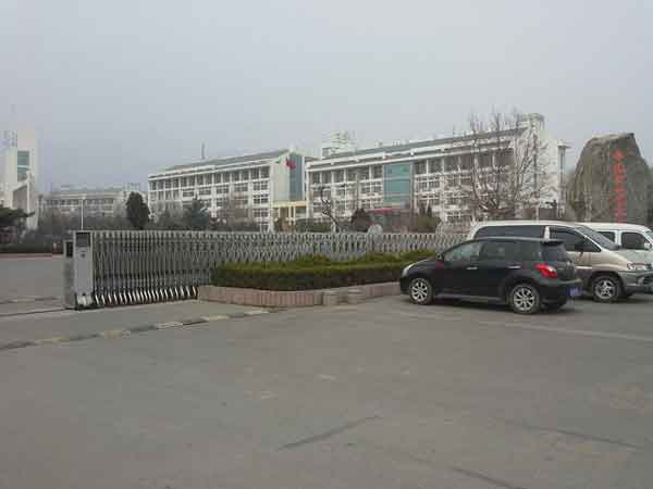 泰安泰山職業(yè)技術學院伸縮門案例 - 中出網(wǎng)-智能出入口與停車充電門戶