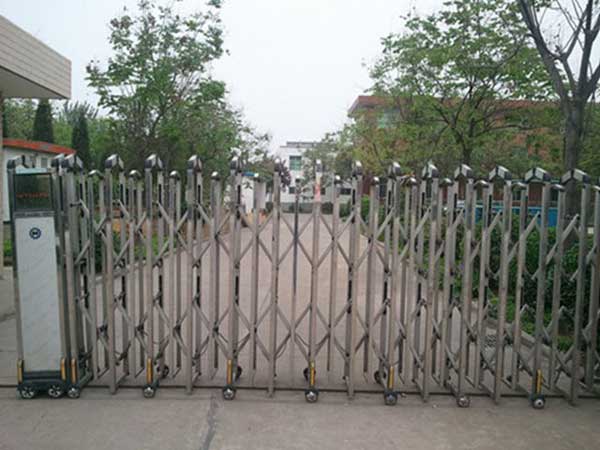 咸陽(yáng)卓越塑料印務(wù)電動(dòng)伸縮門案例 - 中出網(wǎng)-智能出入口與停車充電門戶