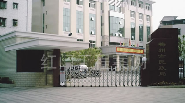 黑河民政局伸縮門案例 - 中出網(wǎng)-智能出入口與停車充電門戶