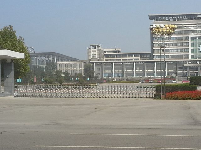 泰安泰山醫(yī)學院電動伸縮門案例 - 中出網(wǎng)-智能出入口與停車充電門戶