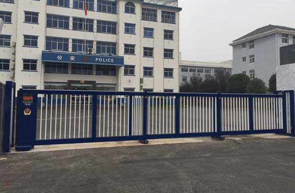 咸寧橫溝橋派出所伸縮門案例 - 中出網-智能出入口與停車充電門戶