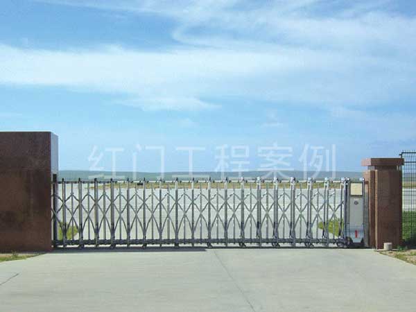 滿洲里西郊機場伸縮門案例 - 中出網(wǎng)-智能出入口與停車充電門戶